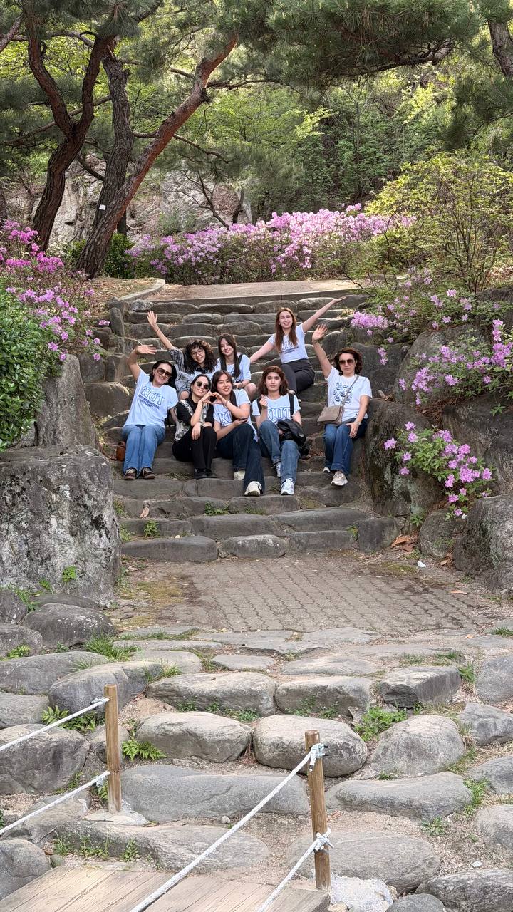 A meeting was held with students studying under the GKS program at Soonchunhyang University and Sungshin Women's University in South Korea.