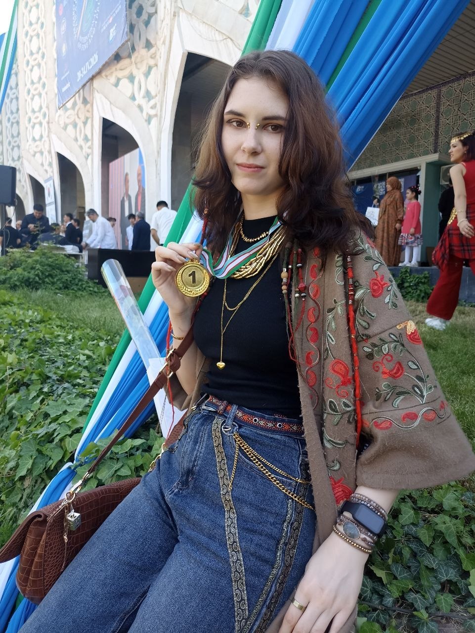 Xalqaro an’anaviy tasviriy va amaliy san’at festivalining yakuniy natijalariga ko‘ra, Rangtasvir yo‘nalishi bo‘yicha yuqori natija ko‘rsatgan talabalar oltin medal bilan taqdirlandi.