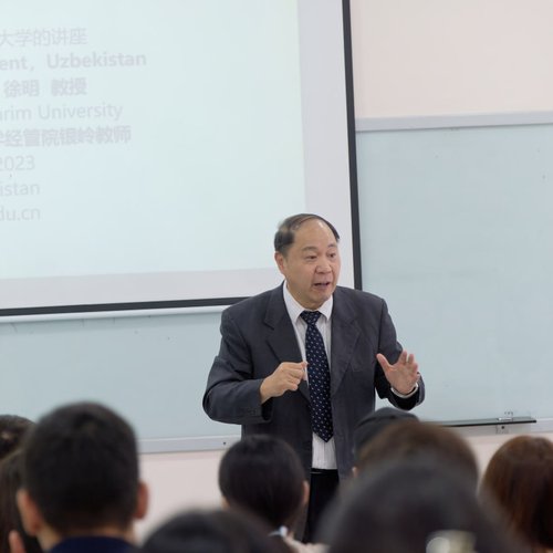 Xitoylik mehmon professor Xu Ming sifat menejmenti, xizmatlarni boshqarish, innovatsiyalar va tadbirkorlik hamda marketingga oid mavzularda talabalarga leksiya oʻtib berdi