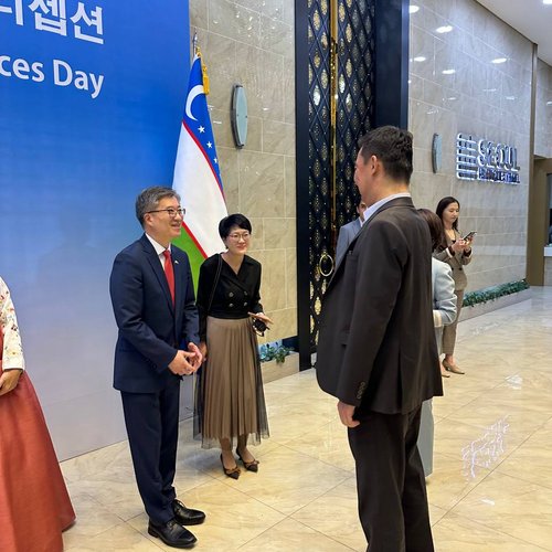 Toshkent Kimyo xalqaro universitetining rektori Janpolat Kudaybergenov, Koreys filologiyasi fakulteti dekani Kim Yun Hoe va kafedra mudiri Durdona Ergasheva “2023 Korea week” haftaligi doirasida tashkil qilingan tantanali marosimda ishtirok etiishdi