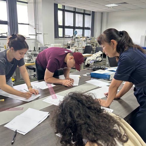 Toshkent Kimyo xalqaro universitetining “Liboslar dizayni” yoʻnalishi talabalari Xitoyning Hebei Vocational University of Technology and Engineering universitetida amaliyot va yozgi taʼtilni oʻtkazishmoqda