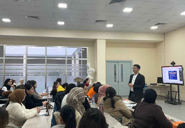 30 января 2026 года в Ташкентский международный университет Кимё состоялась встреча с магистрантами 1 курса при участии начальника отдела магистратуры Санжар Хакимов.