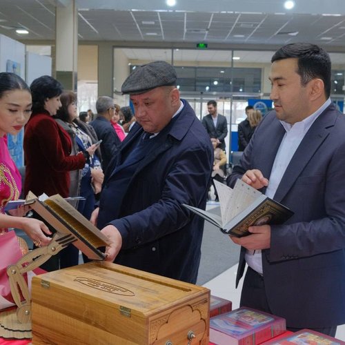 Состоялась презентация новой книги, содержащей мудрые цитаты Алишера Навои