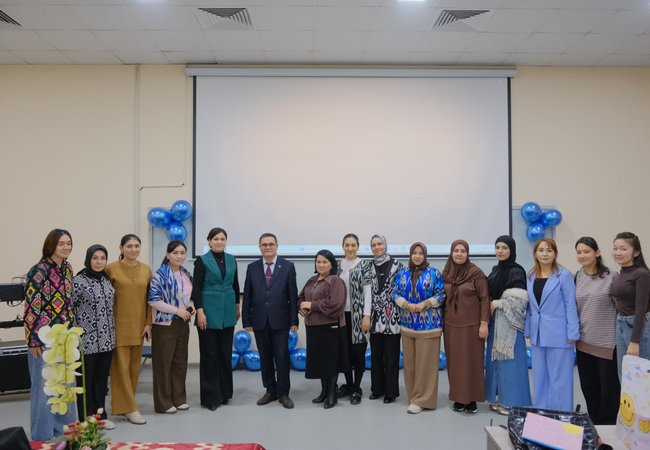 4 февраля 2026 года в 16:00 в аудитории 604 корпуса А Ташкентского международного университета Кимё состоялся литературный вечер «Гений веков», посвящённый 585-летию со дня рождения Алишера Навои.