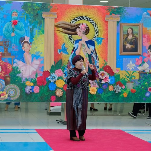 Festive Spirit: The Harmony of Art and Fashion