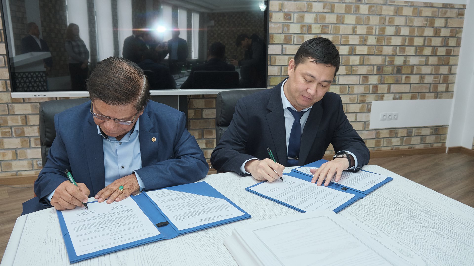A memorandum of cooperation was signed between the Enter Engineering group of companies and the Kimyo International University in Tashkent. A memorandum of cooperation was signed between the Enter Engineering group of companies and the Kimyo International University in Tashkent.