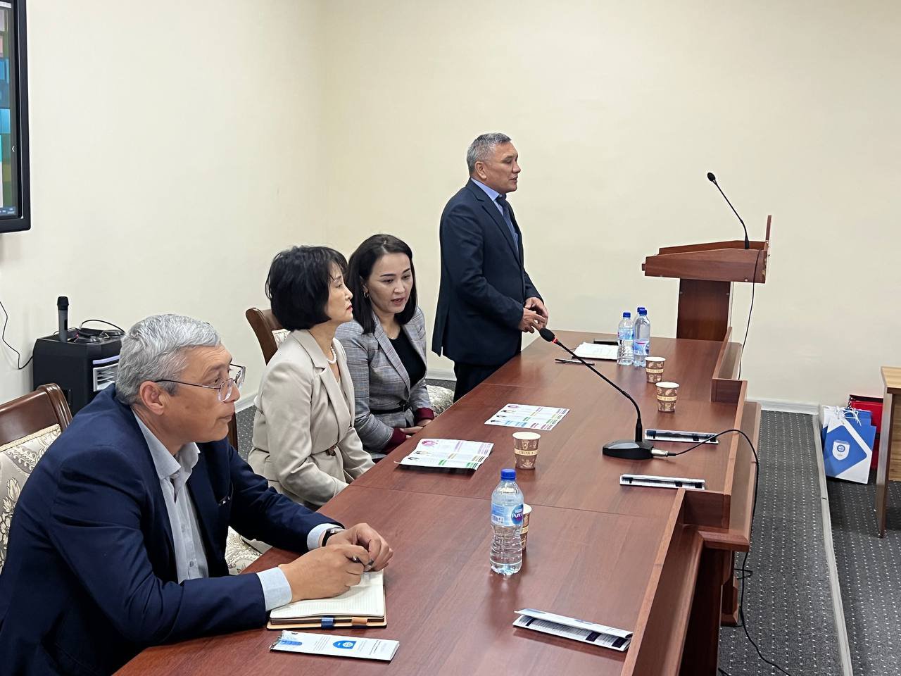 Durdona Ergasheva, head of the Korean language department at the Yeoju Technical Institute in Tashkent, and Kim Yun Ho, teacher of the Korean language, continue to hold meetings with applicants in Samarkand Durdona Ergasheva, head of the Korean language department at the Yeoju Technical Institute in Tashkent, and Kim Yun Ho, teacher of the Korean language, continue to hold meetings with applicants in Samarkand