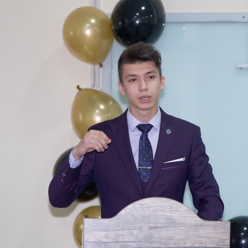 "Поэтами рождаются, ораторами становятся"