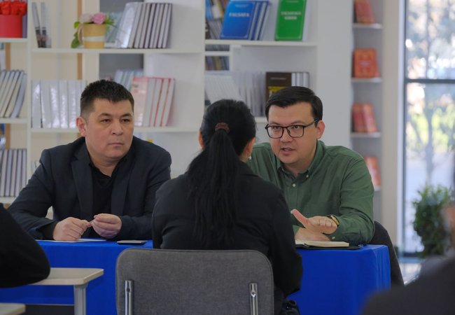 Toshkent Kimyo xalqaro universitetida rektor A. Allakuliev bilan talabalar o‘rtasida ochiq muloqot o‘tkazildi