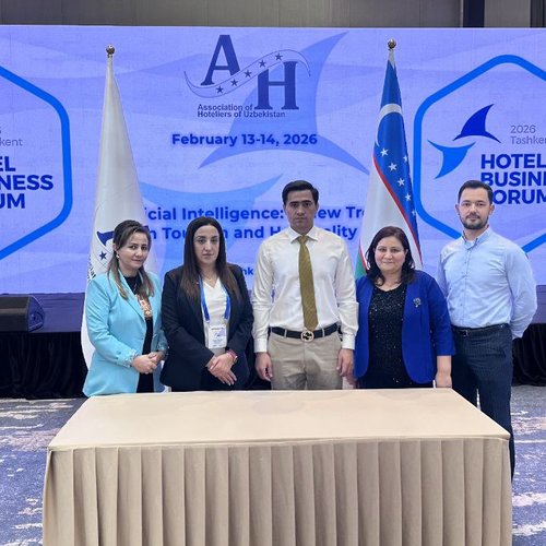Представители Ташкентского международного университета Кимё подписали меморандум о сотрудничестве с Ассоциацией отельеров Узбекистана. Подписание состоялось в рамках Hotel Business Forum 2026, который прошёл 13–14 февраля 2026 года в Hilton Tashkent City.